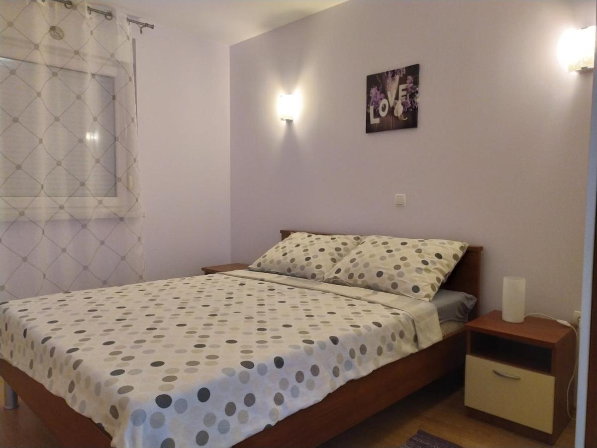 Zobic Family Apartments Раб Экстерьер фото